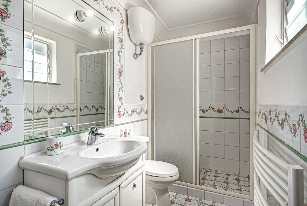 Villa Goldfinger กาปรี ภายนอก รูปภาพ