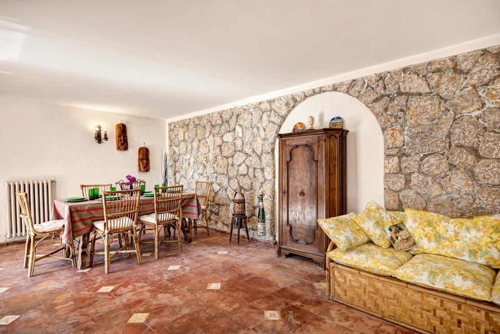 Villa Goldfinger กาปรี ภายนอก รูปภาพ